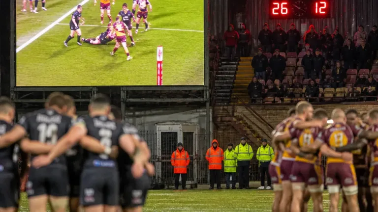 Controversial calls and long stoppages mar Bulls' 26-12 defeat at Odsal