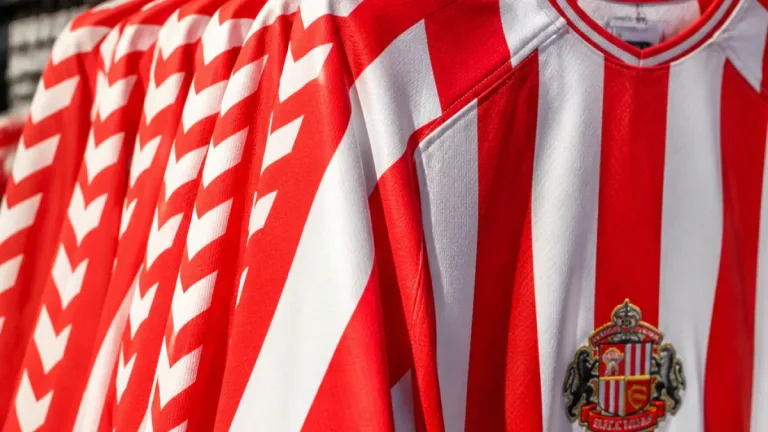 Fans and collectors raise quality‑control concerns over Sunderland's 26‑27 home shirt