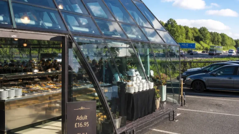 Royal Nawaab Pyramid: big‑scale buffet on the M60 promises quantity — is £31.99 worth it?